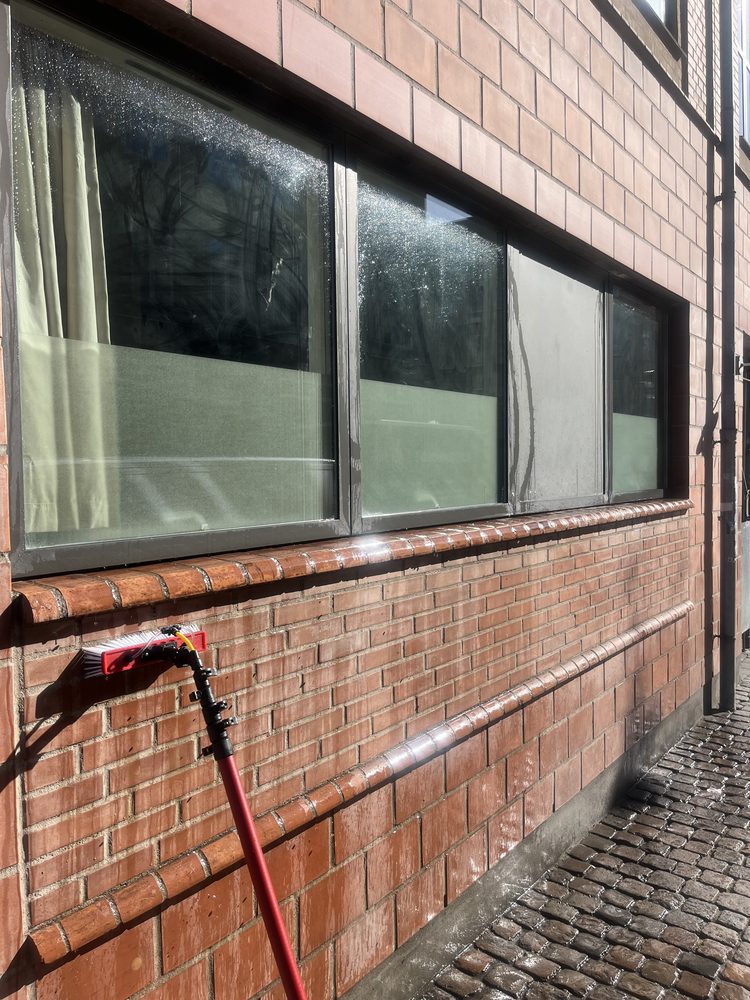 Erhvervsfacade pudset med vandfødt stang